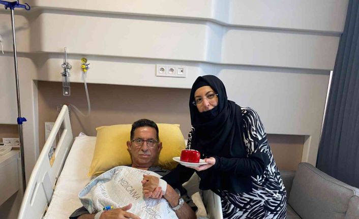 36 yıllık evli çift, hastane odasında ilk defa Sevgililer Günü pastası kesti