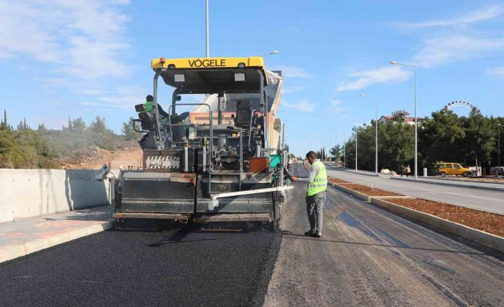 5 bin 500 ton sıcak asfalt dökülen Üniversite Caddesi açılmak için gün sayıyor