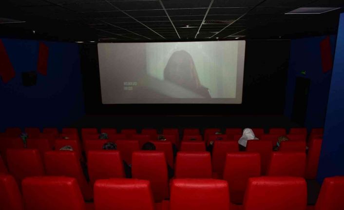 65 yaş üstü büyükler, Eren Bülbün’ün hayatını anlatan filmde, duygu dolu anlar yaşadı