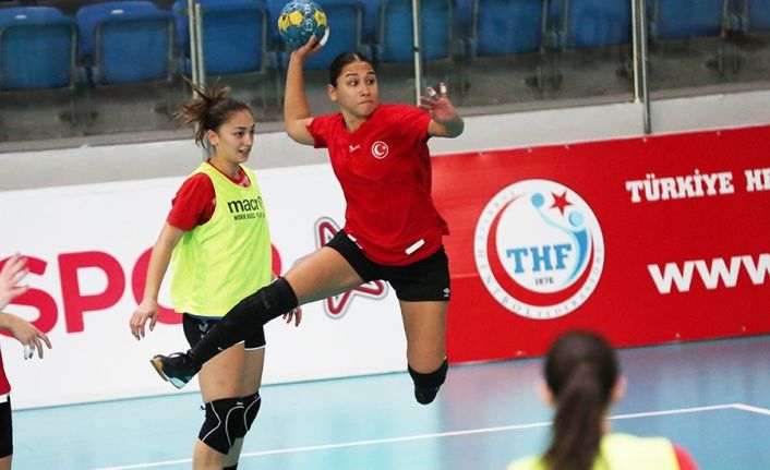 A Milli Kadın Hentbol Takımı’nın İzlanda maçları hazırlık kamp kadrosu açıklandı