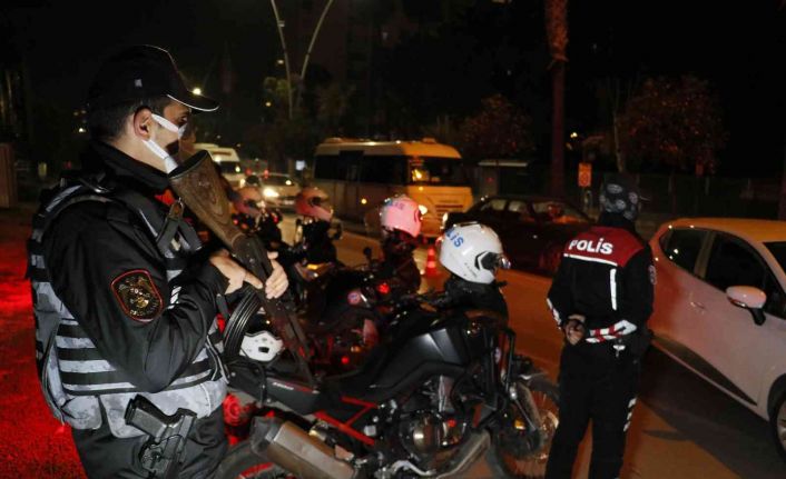 Adana’da “Huzur ve Güven” uygulaması: 43 kişi yakalandı, çok sayıda ruhsatsız silah ele geçirildi