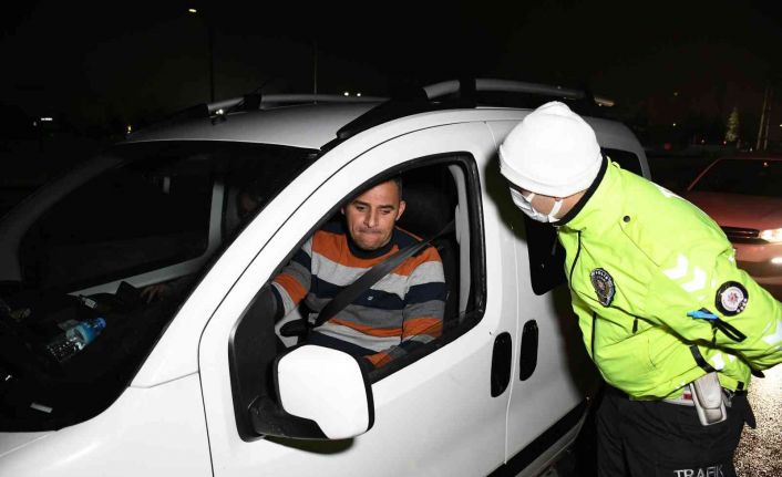 Aksaray-Konya karayolu kar yağışı ve tipi nedeniyle trafiğe kapatıldı