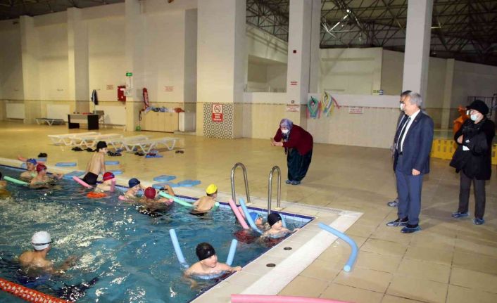 Akşehirli öğrencilerden yüzme kursuna yoğun ilgi