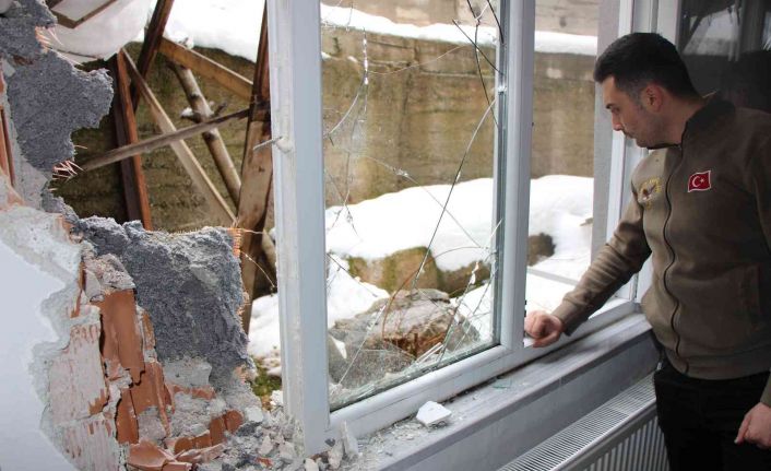 Amasya’da dağdan kopan kaya eve çarptı