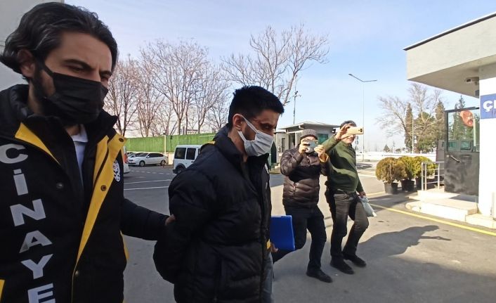 Annesini bıçaklayarak öldüren, kardeşini ağır yaralayan uyuşturucu bağımlısı adliyeye sevk edildi