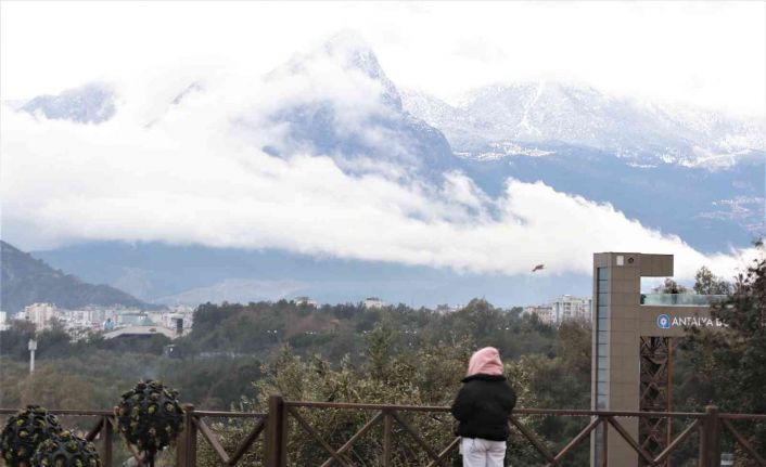 Antalya’da bulutlar Toroslar’ın eteğine kadar indi, kartpostallık görüntüler oluştu