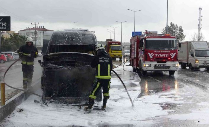 Antalya’da tur minibüsü alev alev yandı, turistler canlarını zor kurtardı