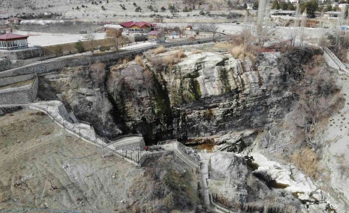 Asya ve Avrupa’nın en yüksek şelalesi olan Tortum Şelalesi’nde bir damla su kalmadı