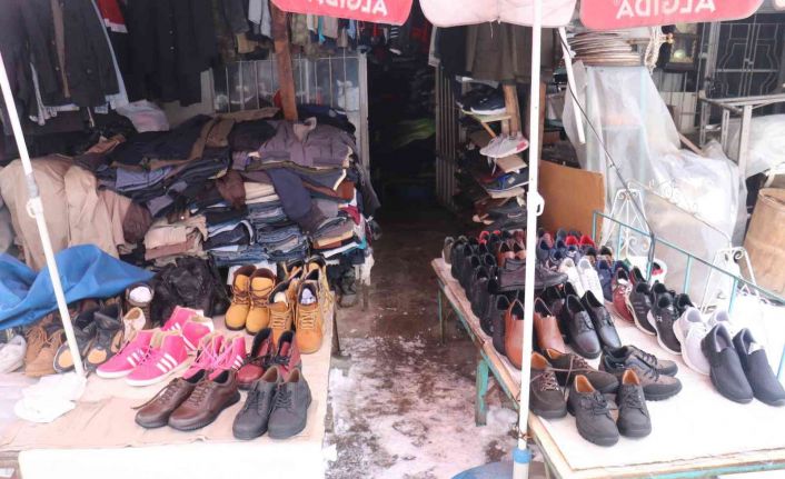 Ayakkabı hırsızları polisten kaçamadı