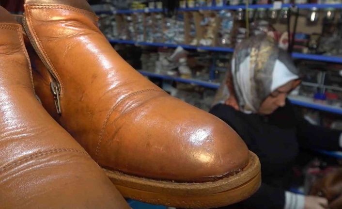 Ayakkabıları ve giysileri geri dönüşüme kazandırıp, aile ekonomisine katkı sağlıyor