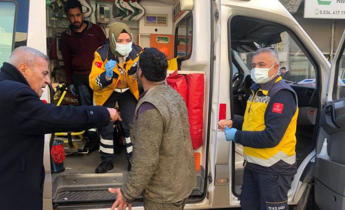 Bakan Koca üzeri kirli olduğu için ambulansa binmek istemeyen işçiyi paylaştı