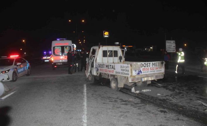 Balıkesir’de can pazarı...Kamyonet kırmızı ışıkta bekleyen araçlara çarptı: 1 ölü, 6 yaralı