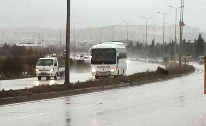 Bandırma’da kuvvetli yağış ve fırtına etkili oluyor: Deniz seferleri iptal edildi