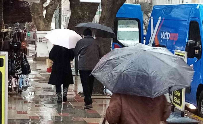 Bandırma’da sağnak yağış etkili oluyor