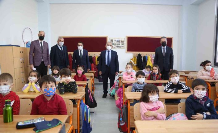 Başkan Büyükkılıç, İlmiye-Ahmet Büyükkılıç İlkokulu’nun ilk gününde minikleri yalnız bırakmadı