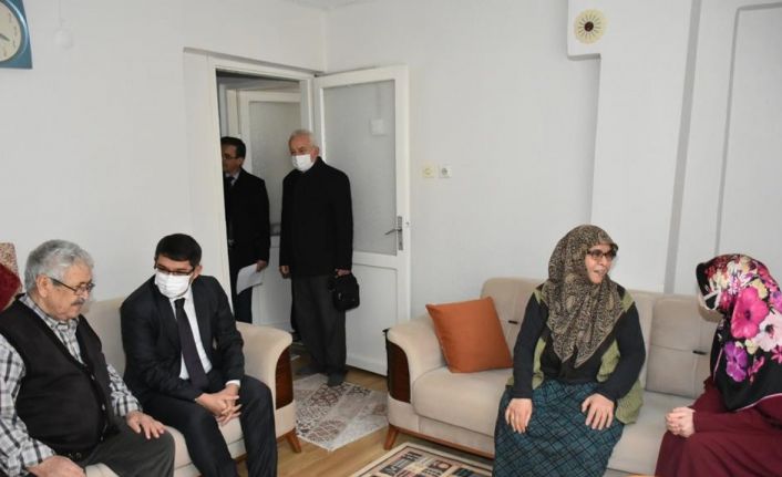 Başkan Çelik yarım asır aynı yastığa baş koyan çiftleri ziyaret etti