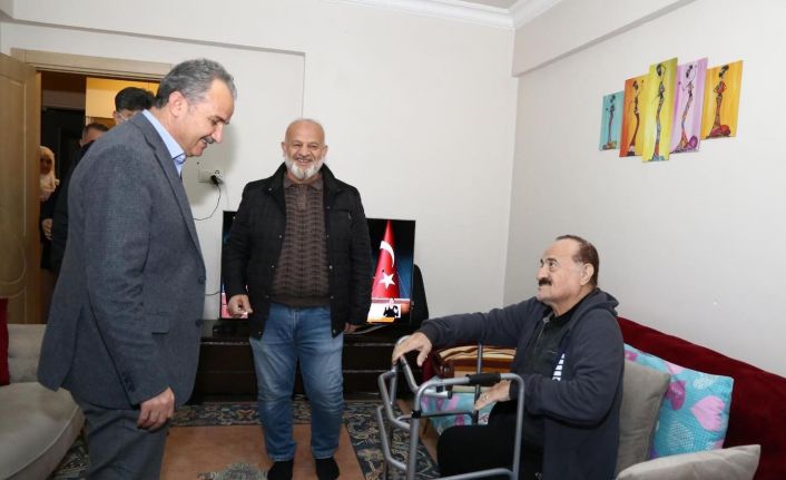 Başkan Kılınç’tan, usta sanatçıya hasta yatağında moral