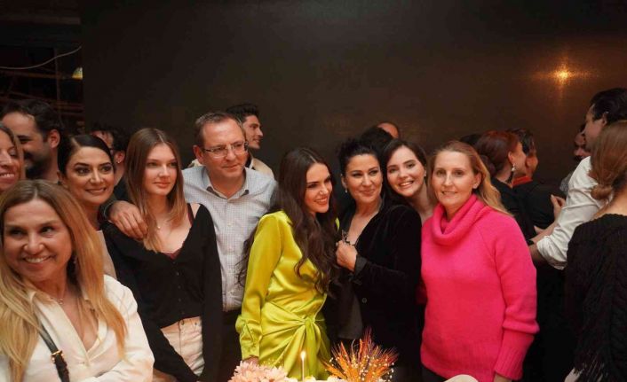 Başkan Mesut Ergin “Üç Kız Kardeş” dizisinin ilk bölümü oyuncuları ile birlikte izledi