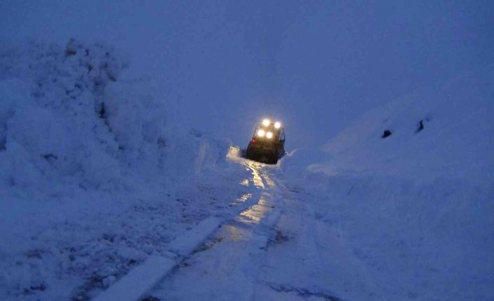 Batman kırsalında kar kalınlığı 2 metreyi aştı: 7 köy ve 14 mezra yolunun açılması için çalışmalar devam ediyor