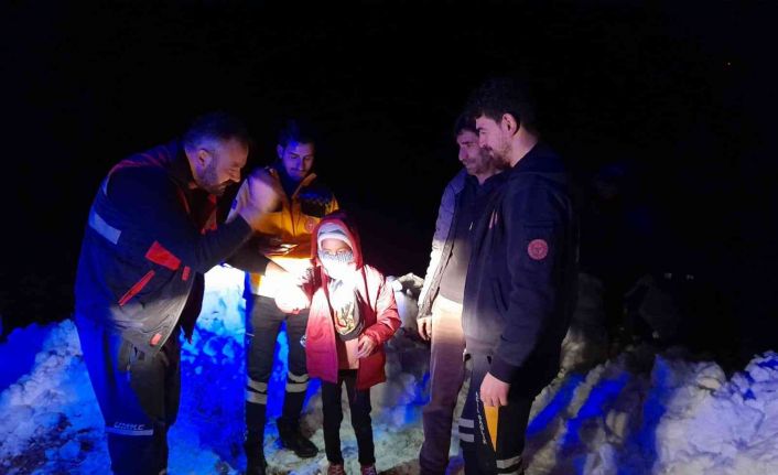 Batman’da 2 metrelik kar birikintisi aşılarak 7 saat sonra kolu kırılan hastaya ulaşıldı