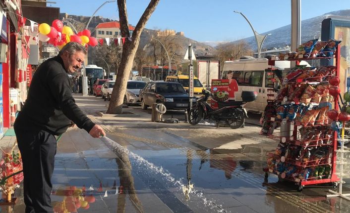 Bayburt’un yüksek kesimleri karla kaplıyken merkezde bahar havası yaşanıyor