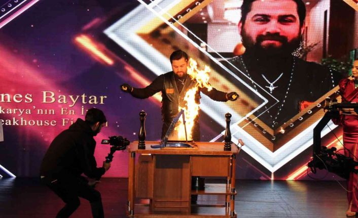 Baytar Steakhouse, ödül aldığı gecede alevli et sunumu ile izleyicileri büyüledi