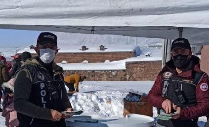 Bitlis’te uyuşturucu kullanımına karşı broşür dağıtıldı