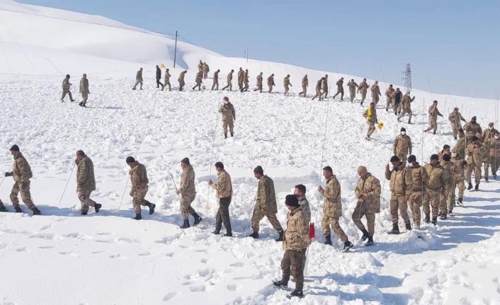 Bitlis’teki güvenlik korucularına çığ eğitimi