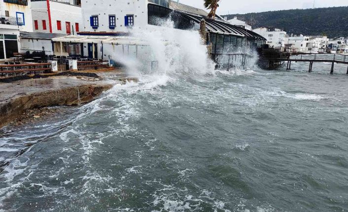 Bodrum’u fırtına vurdu, milyon dolarlık tekneler denize gömüldü, bazı tekneler karaya oturdu