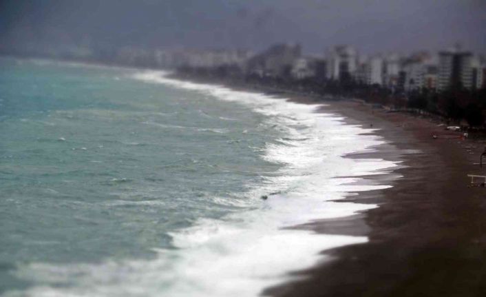 Boyu 4 metreye kadar ulaşan dalgalar falezleri dövdü, Konyaaltı Sahilini beyaza bürüdü