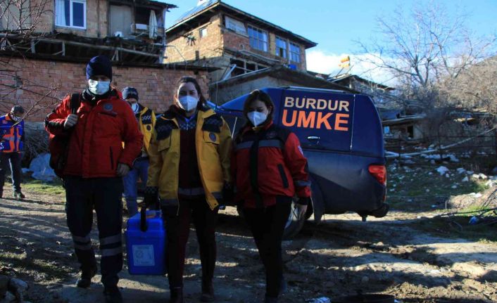 Burdur’da sağlık ekipleri yağmur, çamur demeden köy köy gezip aşı yapıyor