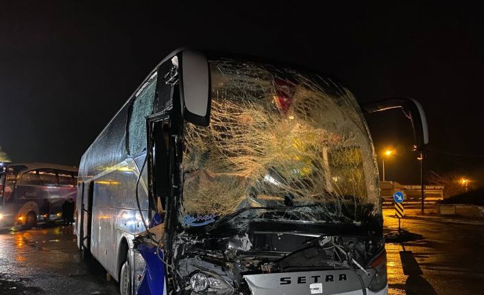 Bursa’da Kamilkoç firmasına ait otobüs tıra arkadan çarptı, muavin sıkışarak yaralanırken 20 yolcu ölümden döndü