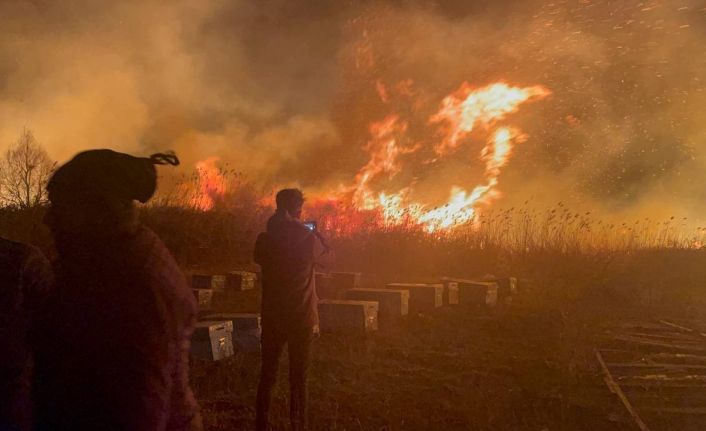 Bursa’da otluk alanda çıkan yangın lodosun etkisiyle büyümeye devam ediyor