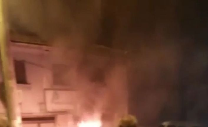 Bursa’da park halindeki bir otomobil ve seyir halindeki kamyon alev alev yandı