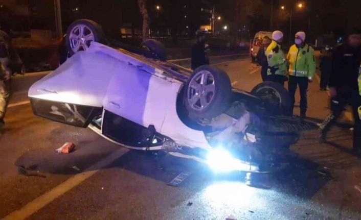 Bursa’da uygulamadan kaçan otomobil ile servis aracı ile çarpıştı: 3 yaralı