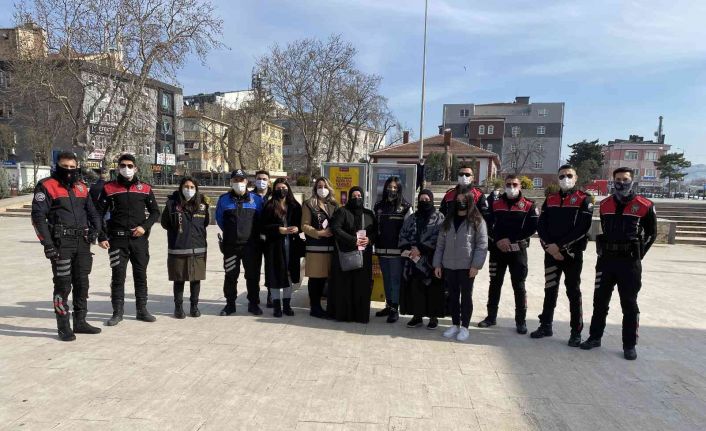 Büyükçekmece’de polisten kadınlara KADES uygulaması tanıtımı