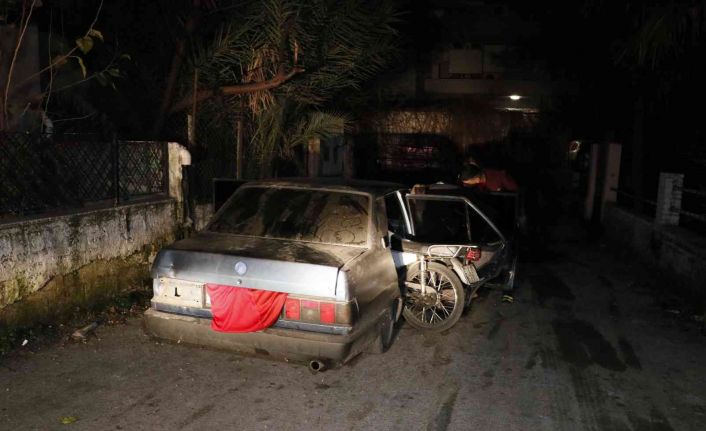 Çaldıkları otomobilin plakalarını bezle kapattılar sonra çaldıkları motosikleti aracın arkasına koyup kaçarken yakalandılar