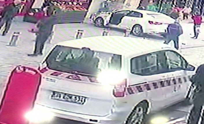 Çekmeköy’de direksiyon başında baygınlık geçiren sürücü önce yayaya çarptı sonra dükkana daldı