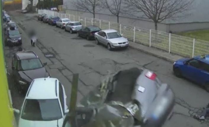 Çekya’da kontrolden çıkıp uçan araç kadına çarptı