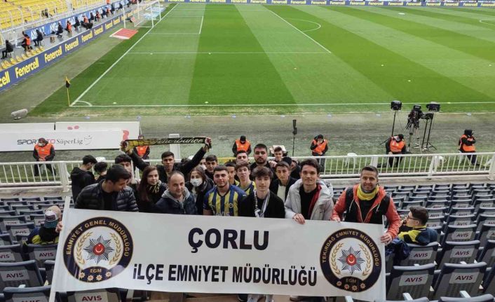 Çorlulu çocuklar Fenerbahçe - Hatayspor maçını tribünden izledi
