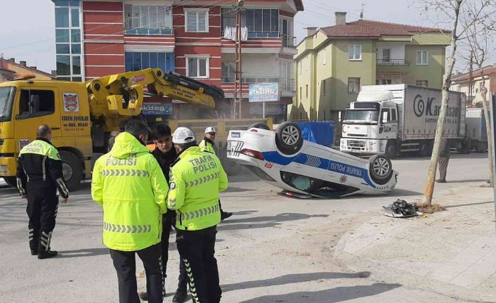 Çorum’da ağaca çarpan polis aracı takla attı