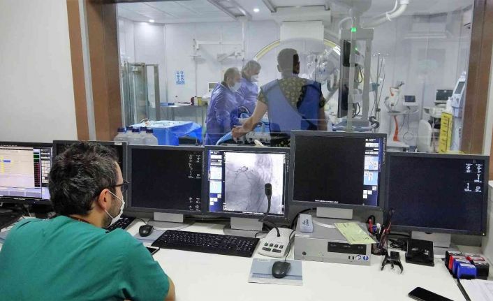 Covid-19 hastasına kalıcı kalp pilli takıldı