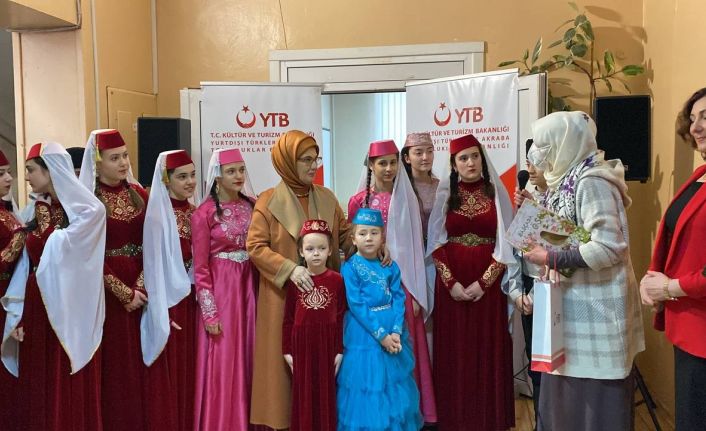 Cumhurbaşkanı’nın eşi Emine Erdoğan, YTB’nin desteği ile hazırlanan Tatarca çocuk kitaplarını Ukrayna’da miniklere hediye etti