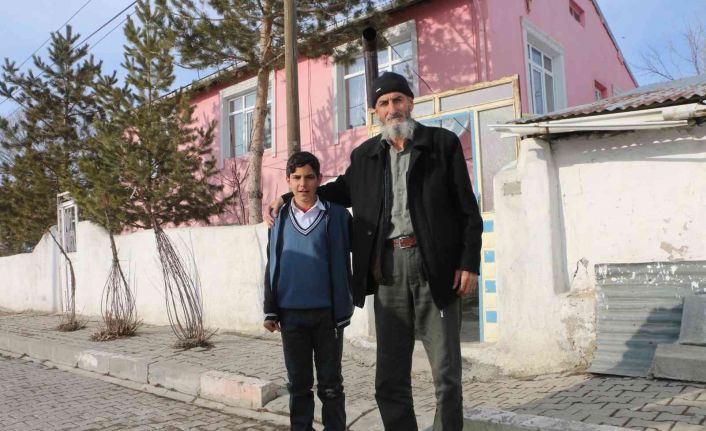 Dede ve torunu buz tutan boruya sıkışan kedi için seferber oldu