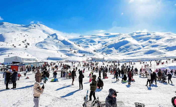 Denizli Kayak Merkezi’nde kar kalınlığı 180 santimetreyi buldu