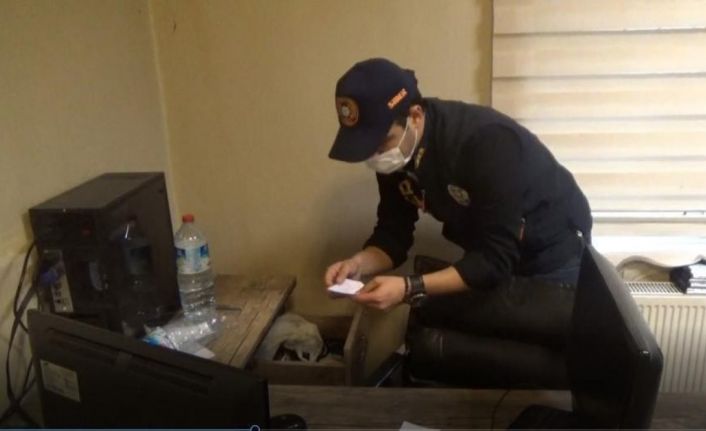 Denizli’de cep telefonlarına zararlı yazım yükleyerek dolandırıcılık yapan şebekeye operasyon