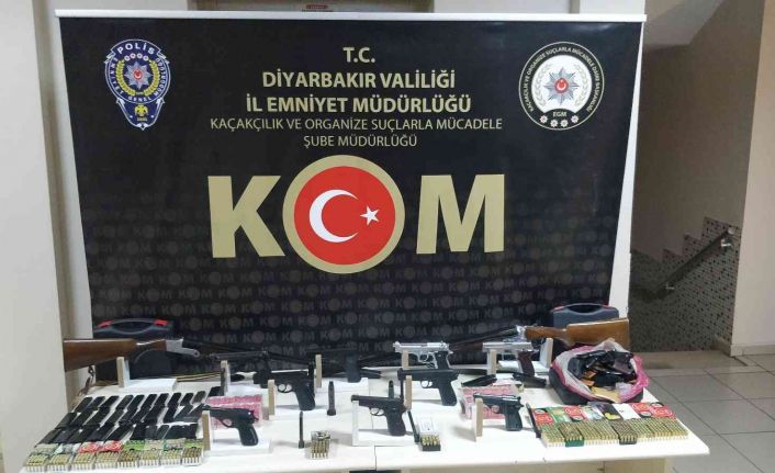 Diyarbakır’da 25 adrese eş zamanlı operasyonda çok sayıda silah ele geçirildi: 18 gözaltı