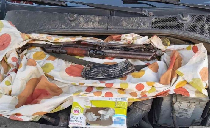 Diyarbakır’da aracın ön kaputunda şarjörü dolu uzun namlulu silah geçirildi