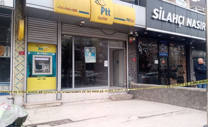 Diyarbakır’da maskeli, silahlı 3 soyguncu, PTT şubesinden 20 bin TL çalarak kayıplara karıştı.