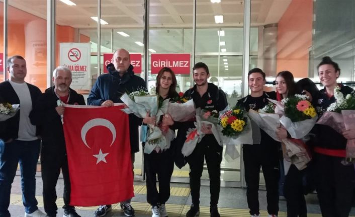 Dünya şampiyonu cimnastikçiler, İzmir’de karşılandı